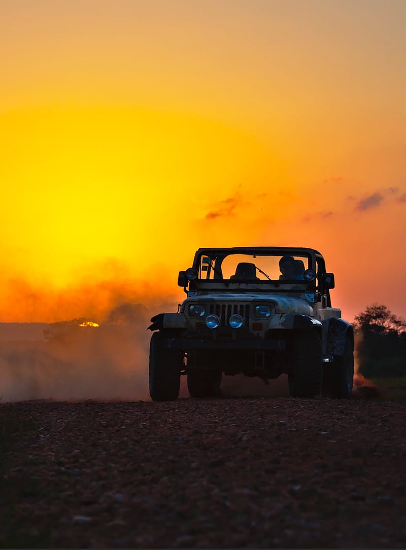 Jeep en contre-jour au soleil couchant